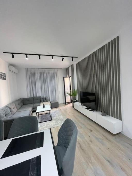 Two-bedroom Apartamento Tirana